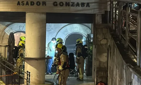 Desalojan el restaurante Gonzaba en Santiago tras un incendio en la salida de humos