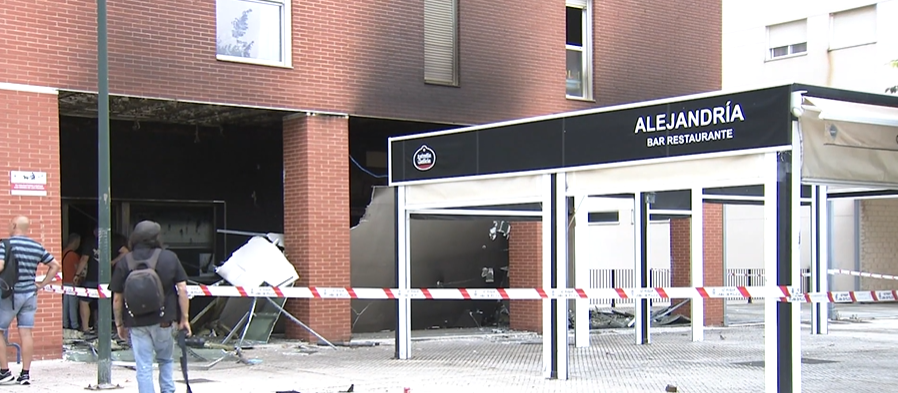 ¡Llamas en Cerro Gordo! Un bar de Badajoz arde en plena madrugada y deja a los vecinos en vilo