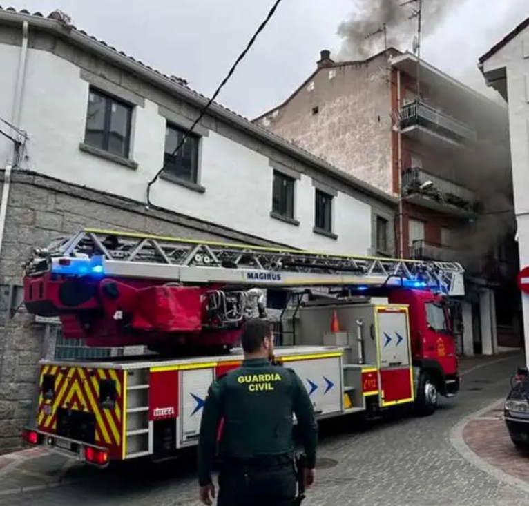 Arde una cafetería en la Calle Estanco de Colmenar Viejo tras un incendio en su cocina
